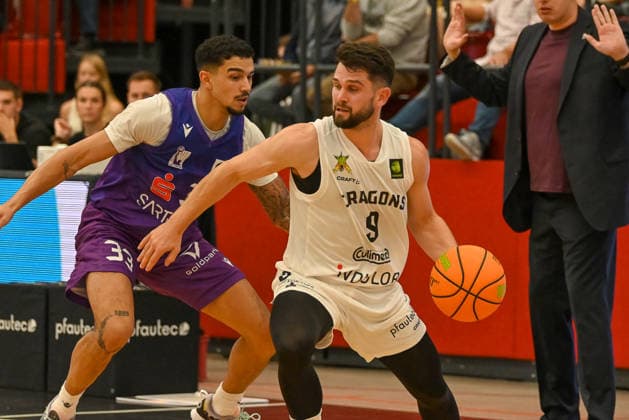 Buzz Anthony Artland Dragons, 09 on the ball against Tai Bibbs BG Göttingen, 33 Artland Dragons vs. BG Göttingen, 2nd Basketball Bundesliga, Pro A, Matchday 2, 2026–2027 season, October 2, 2026, Artland Dragons vs. BG Göttingen, 2nd Basketball Bundesliga, Pro A, Matchday 2, 2026–2027 season, October 2, 2026, Quakenbrück Copyright: xEibner-Pressefoto RobertxGertzenx EP_RGN
