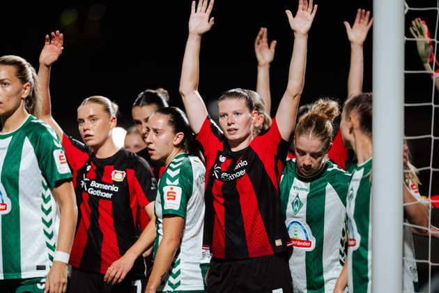 02.10.26, Women, Football, Google Pixel Frauen Bundesliga, Season 2026 2027, Bayer 04 Leverkusen - SV Werder Bremen, Matchday 6 Claudia Wenger ( 5 - Bayer 04 Leverkusen) lifting up her arms for a corner shot Leverkusen Ulrich-Haberland-Stadion NRW Deutschland