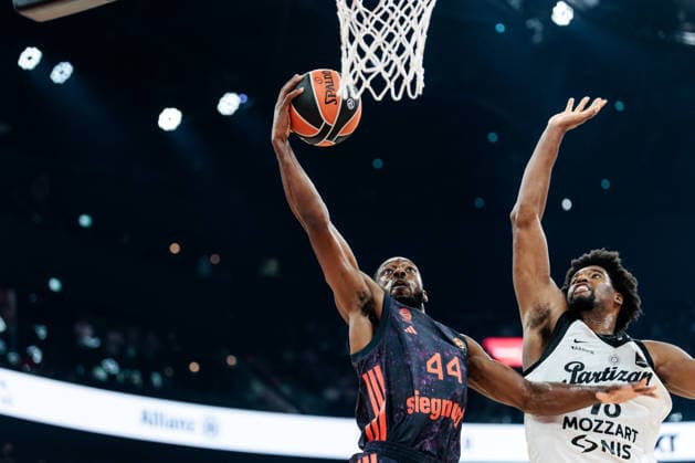 MUNICH, GERMANY - OCTOBER 02: Kamar Baldwin (FC Bayern Muenchen, 44) shoooting the ball against Kevarrius Hayes (Partizan Mozzart Bet Belgrade, 13) during the Turkish Airlines EuroLeague match between FC Bayern Muenchen vs. Partizan Mozzart Bet Belgrade at SAP Garden on round 3 of Turkish Airlines EuroLeague on October 02, 2026 in Munich, Germany. Bavaria Germany Copyright: xSteffiexWunderlx