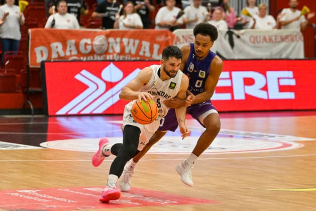 Buzz Anthony Artland Dragons, 09 vs. Nils Schmitz BG Göttingen, 00 Artland Dragons vs. BG Göttingen, 2nd Basketball Bundesliga, Pro A, Matchday 2, 2026–2027 Season, October 2, 2026, Artland Dragons vs. BG Göttingen, 2nd Basketball Bundesliga, Pro A, Matchday 2, 2026–2027 season, October 2, 2026, Quakenbrück Copyright: xEibner-Pressefoto RobertxGertzenx EP_RGN