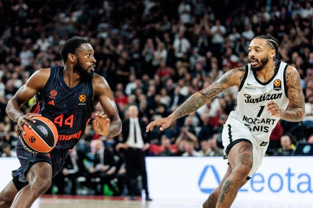 MUNICH, GERMANY - OCTOBER 02: Kamar Baldwin (FC Bayern Muenchen, 44) controls the ball against Carlik Jones (Partizan Mozzart Bet Belgrade, 1) during the Turkish Airlines EuroLeague match between FC Bayern Muenchen vs. Partizan Mozzart Bet Belgrade at SAP Garden on round 3 of Turkish Airlines EuroLeague on October 02, 2026 in Munich, Germany. Bavaria Germany Copyright: xSteffiexWunderlx