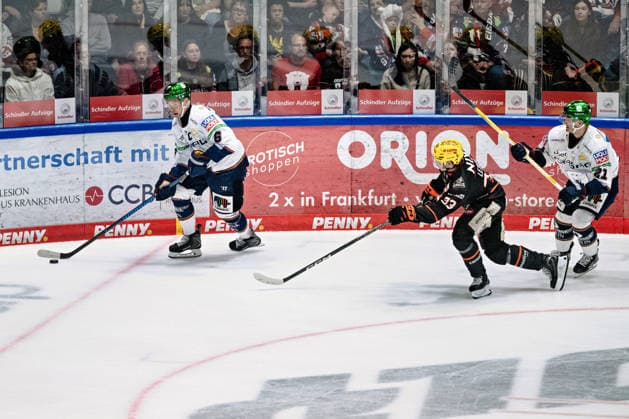 Kai Wissmann, Eisbären Berlin, 06; Matej Leden, Löwen Frankfurt, 33 GER; Löwen Frankfurt vs. Eisbären Berlin, Ice Hockey, PENNY DEL, Matchday 5, 2026–2027 Season, October 2, 2026 GER, Loewen Frankfurt vs. Eisbaeren Berlin, Ice Hockey, PENNY DEL, Matchday 5, 2026–2027 Season, October 2, 2026 Frankfurt am Main Copyright: xEibner-Pressefoto AttilaxZigax EP_AZA