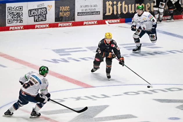 Mitch Reinke, Eisbären Berlin, 05; Brandon Biro, Löwen Frankfurt, 10 GER; Löwen Frankfurt vs. Eisbären Berlin, Ice Hockey, PENNY DEL, Matchday 5, 2026–2027 Season, October 2, 2026 GER, Loewen Frankfurt vs. Eisbaeren Berlin, Ice Hockey, PENNY DEL, Matchday 5, 2026–2027 Season, October 2, 2026 Frankfurt am Main Copyright: xEibner-Pressefoto AttilaxZigax EP_AZA