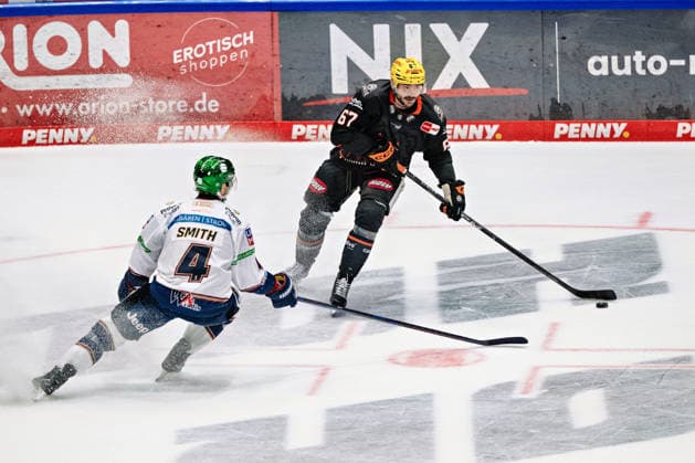 Adam Smith, Eisbären Berlin, 04; Matthew Wedman, Löwen Frankfurt, 67 GER; Löwen Frankfurt vs. Eisbären Berlin, Ice Hockey, PENNY DEL, Matchday 5, 2026–2027 Season, October 2, 2026 GER, Loewen Frankfurt vs. Eisbaeren Berlin, Ice Hockey, PENNY DEL, Matchday 5, 2026–2027 Season, October 2, 2026 Frankfurt am Main Copyright: xEibner-Pressefoto AttilaxZigax EP_AZA