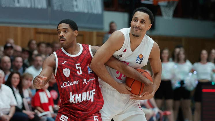 Pictured, from left: Kenny Dye of the Würzburg Baskets, No. 5, against Joel Aminu of the Telekom Baskets Bonn, February 21, 2026, Fitness First Würzburg Baskets vs. Telekom Baskets Bonn, easyCredit BBL, Matchday 4, Germany, 97072, tectake Arena Würzburg, Copyright: HMBxMedia xJulienxBecker