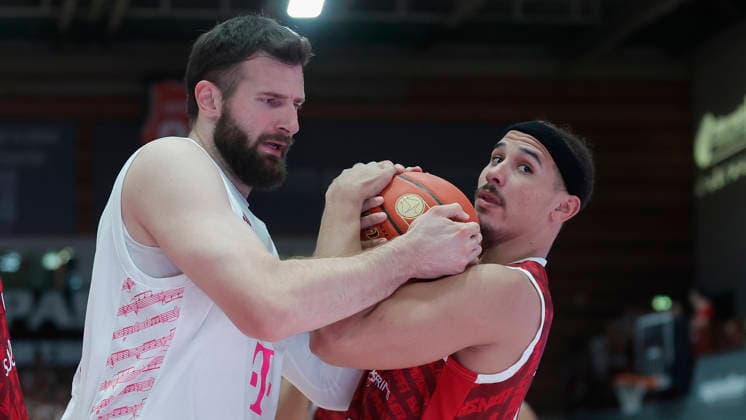 Pictured from left: Leon Kratzer of Telekom Baskets Bonn, 22, against Max Jones of Wuerzburg Baskets, February 10, 2026, Fitness First Würzburg Baskets vs. Telekom Baskets Bonn, easyCredit BBL, Matchday 4, Germany, 97072, tectake Arena Würzburg, Copyright: HMBxMedia xJulienxBecker