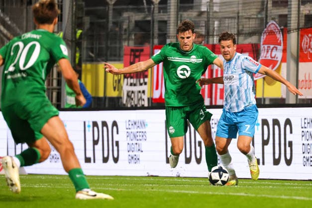 October 2, 2026, Germany, Stuttgart, Soccer, Regionalliga Südwest, SV Stuttgarter Kickers vs. Kickers Offenbach, from left: Jakob Lewald (OFC), Yannick Glessing (Kickers)