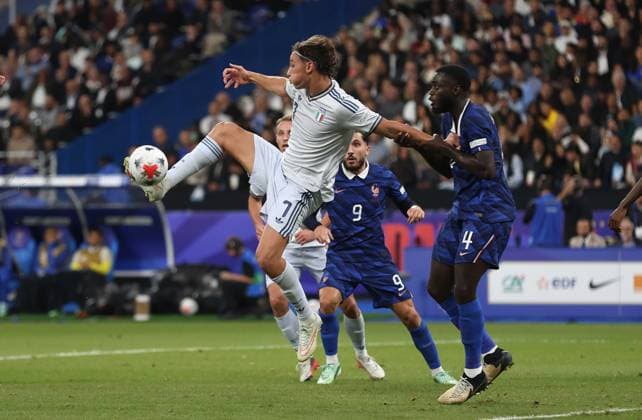 UEFA Nations League - France v Italy PARIS, FRANCE, OCTOBER 02: Pio Esposito of Italy national team, Nationalteam battles for the ball with Dayot Upamecano of France National Team during The UEFA Nations League Group Stage match in Group A1 between France v Italy at Stade de France Stadium, Paris France, on October 02. (Photo by Daniel Weir) Paris Stade de France FRANCE Copyright: xDanielxWeir SportsxPressxPhotox Sportspressphoto_SPR243938