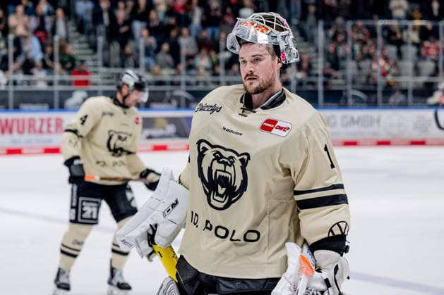 Dustin Strahlmeier, goalie for the Grizzlys Wolfsburg, 01, leaves his net in frustration after conceding his fifth goal. GER, Augsburger Panther vs. Grizzlys Wolfsburg, ice hockey, DEL, 2026–2027 season, Matchday 4, Oct. 2, 2026. Photo: HMB Media, Heike Feiner Copyright: HMBxMedia HeikexFeiner