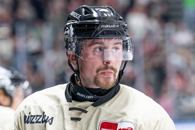 Fabio Pfohl of the Grizzlys Wolfsburg, 95, looks slightly resigned as the score stands at 1–5. Portrait, GER, Augsburger Panther vs. Grizzlys Wolfsburg, ice hockey, DEL, 2026–2027 season, Matchday 4, October 2, 2026. Photo: HMB Media, Heike Feiner Copyright: HMBxMedia HeikexFeiner