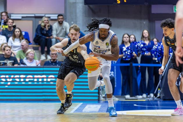 Head-to-Head: Simon Feneberg (Tigers Tübingen), 20; Courtney Alexander (HAKRO Merlins Crailsheim), 02, GER, HAKRO Merlins Crailsheim vs. Tigers Tübingen, Basketball, 2nd Basketball Bundesliga, Pro A, Matchday 02, 2026–2027 season, October 2, 2026, GER, HAKRO Merlins Crailsheim vs. Tigers Tübingen, Basketball, 2nd Basketball Bundesliga, Pro A, Matchday 2, 2026–2027 season, October 2, 2026, Ilshofen Copyright: xEibner-Pressefoto JanixPlessx EP_JPL