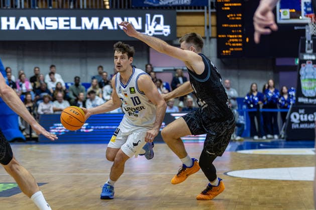 Head-to-Head: Gianni Otto (HAKRO Merlins Crailsheim), 10 Isaac Haney (Tigers Tübingen), 11 Mimik Dynamik, GER, HAKRO Merlins Crailsheim vs. Tigers Tübingen, Basketball, 2nd Basketball Bundesliga, Pro A, Matchday 2, 2026–2027 season, October 2, 2026, GER, HAKRO Merlins Crailsheim vs. Tigers Tübingen, Basketball, 2nd Basketball Bundesliga, Pro A, Matchday 2, 2026–2027 season, October 2, 2026, Ilshofen Copyright: xEibner-Pressefoto JanixPlessx EP_JPL