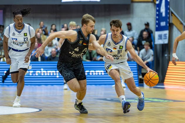 Head-to-head: Simon Feneberg (Tigers Tübingen), 20; Gianni Otto (HAKRO Merlins Crailsheim), 10; Peyton Kennedy Gerald (HAKRO Merlins Crailsheim), 13, GER, HAKRO Merlins Crailsheim vs. Tigers Tübingen, Basketball, 2nd Basketball Bundesliga, Pro A, Matchday 2, 2026–2027 season, October 2, 2026, GER, HAKRO Merlins Crailsheim vs. Tigers Tübingen, Basketball, 2nd Basketball Bundesliga, Pro A, Matchday 2, 2026–2027 season, October 2, 2026, Ilshofen Copyright: xEibner-Pressefoto JanixPlessx EP_JPL
