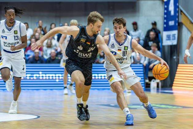 Head-to-head: Simon Feneberg (Tigers Tübingen), 20; Gianni Otto (HAKRO Merlins Crailsheim), 10; Peyton Kennedy Gerald (HAKRO Merlins Crailsheim), 13, GER, HAKRO Merlins Crailsheim vs. Tigers Tübingen, Basketball, 2nd Basketball Bundesliga, Pro A, Matchday 2, 2026–2027 season, October 2, 2026, GER, HAKRO Merlins Crailsheim vs. Tigers Tübingen, Basketball, 2nd Basketball Bundesliga, Pro A, Matchday 2, 2026–2027 season, October 2, 2026, Ilshofen Copyright: xEibner-Pressefoto JanixPlessx EP_JPL