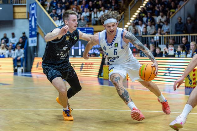 One-on-one: Booker Coplin (HAKRO Merlins Crailsheim), 06 Isaac Haney (Tigers Tübingen), 11 Jersey pull: Mimik, GER, HAKRO Merlins Crailsheim vs. Tigers Tübingen, Basketball, 2nd Basketball Bundesliga, Pro A, Matchday 02, 2026–2027 season, October 2, 2026, GER, HAKRO Merlins Crailsheim vs. Tigers Tübingen, Basketball, 2nd Basketball Bundesliga, Pro A, Matchday 2, 2026–2027 season, October 2, 2026, Ilshofen Copyright: xEibner-Pressefoto JanixPlessx EP_JPL