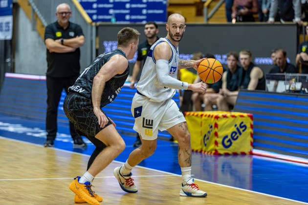 Head-to-head: Simon Krajcovic (HAKRO Merlins Crailsheim), 55; Isaac Haney (Tigers Tübingen), 11; Mimik, GER; HAKRO Merlins Crailsheim vs. Tigers Tübingen; Basketball; 2nd Basketball Bundesliga; Pro A; Matchday 02, 2026–2027 season, October 2, 2026, GER, HAKRO Merlins Crailsheim vs. Tigers Tübingen, Basketball, 2nd Basketball Bundesliga, Pro A, Matchday 2, 2026–2027 season, October 2, 2026, Ilshofen Copyright: xEibner-Pressefoto JanixPlessx EP_JPL