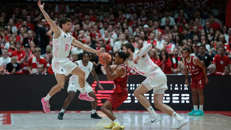 In the photo, from left: Aleksa Kovacevic (Telekom Baskets Bonn, 11), Kenny Dye (Würzburg Baskets, 5) with the ball, and Leon Kratzer (Telekom Baskets Bonn, 22), February 10, 2026, Fitness First Würzburg Baskets vs. Telekom Baskets Bonn, easyCredit BBL, Matchday 4, Germany, 97072, tectake Arena Würzburg, Copyright: HMBxMedia xJulienxBecker