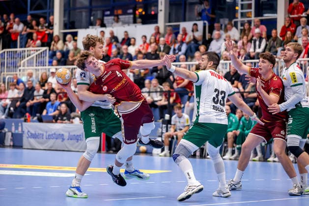 October 2, 2026, Matchday 6 of the 2nd Handball Bundesliga, TuSEM Essen vs. SC DHfK Leipzig: xe44 shoots at the goal in a one-on-one against Tim Hertzfeld; SC DHfK Leipzig 72, Luka Rogan, SC DHfK Leipzig 33; NRW, Germany