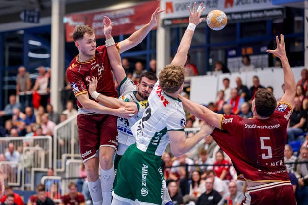 October 2, 2026, Matchday 6 of the 2nd Handball Bundesliga, TuSEM Essen vs. SC DHfK Leipzig: Maximilian Hejny of TuSEM Essen passes to Valentin Willner at the circle; TuSEM Essen 64, TUSEM Essen 05, NRW, Germany