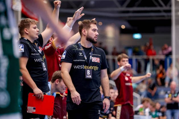 October 2, 2026, Matchday 6 of the 2nd Handball Bundesliga, TuSEM Essen vs. SC DHfK Leipzig; Head Coach Kenji Hövels of TuSEM Essen gesturing on the sidelines, North Rhine-Westphalia, Germany
