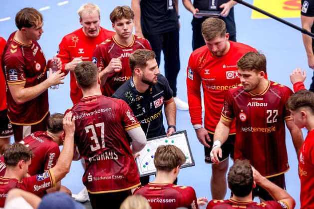 October 2, 2026, Matchday 6 of the 2nd Handball Bundesliga, TuSEM Essen vs. SC DHfK Leipzig; Head Coach Kenji Hövels of TuSEM Essen HC addresses the team during a timeout in North Rhine-Westphalia, Germany