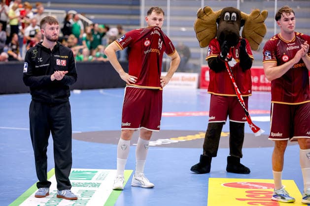 October 2, 2026, Matchday 6 of the 2nd Handball Bundesliga, TuSEM Essen vs. SC DHfK Leipzig. Disappointed faces after the loss to Leipzig. Maximilian Hejny of TuSEM Essen (64) next to the mascot Elmar. NRW, Germany
