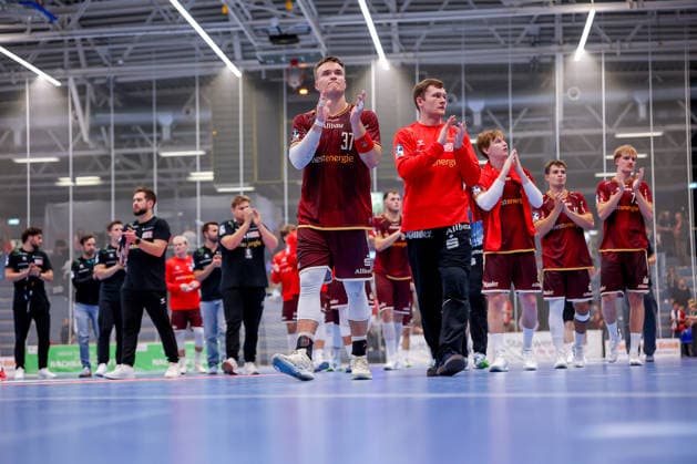 October 2, 2026, Matchday 6 of the 2nd Handball Bundesliga, TuSEM Essen vs. SC DHfK Leipzig. Disappointed faces after the loss to Leipzig. Max Neuhaus (TuSEM Essen) 37, next to Lukas Diedrich (TuSEM Essen) 16, Felix Mart (TuSEM Essen) 03. NRW, Germany
