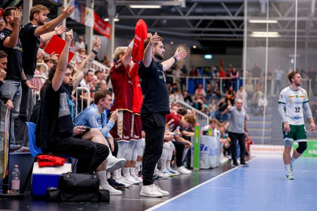 October 2, 2026, Matchday 6 of the 2nd Handball Bundesliga, TuSEM Essen vs. SC DHfK Leipzig; Head Coach Kenji Hövels of TuSEM Essen gesturing on the sidelines, North Rhine-Westphalia, Germany