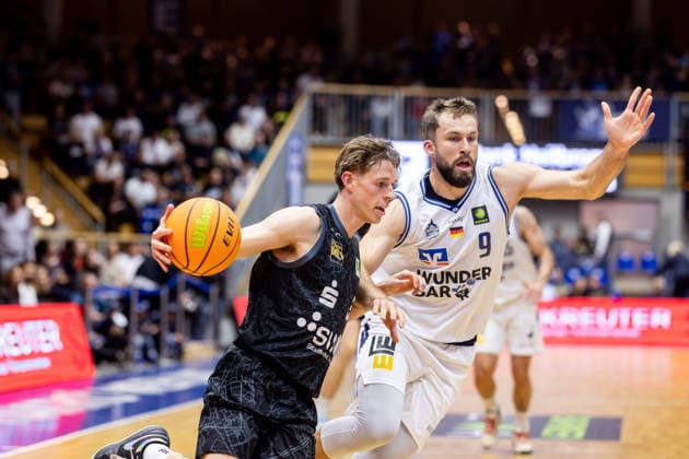 HAKRO Merlins Crailsheim vs. Tübingen, Men s, 2nd Bundesliga, Barmer 2 Basketball Bundesliga, Pro A, Matchday 2, 2026–2027 Season, October 2, 2026: Aiden Warnholtz (Tigers Tübingen), 03 with the ball against Hendrik Helge Drescher (HAKRO Merlins Crailsheim), 09