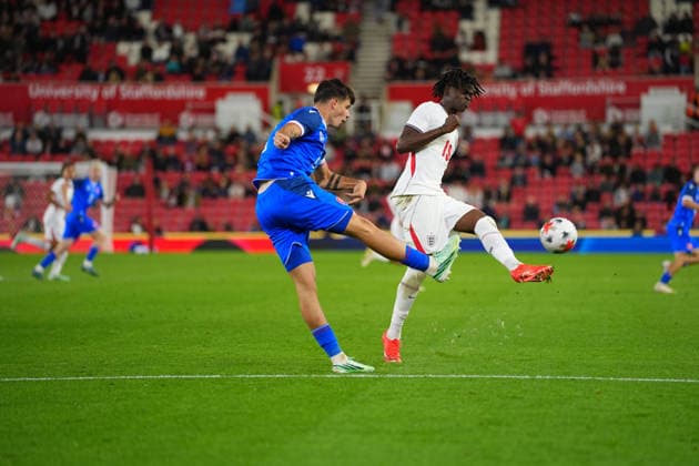 England U21, U 21 and Slovakia U21 players battle for possession during the UEFA U21 EURO 2027 qualifying match between England U21 and Slovakia U21 at bet365 Stadium, Stoke-on-Trent, England. (Photo by Jay Soundo) Copyright: xJayxSoundox xSportsxPressxPhotox Sportspressphoto_SPR243944