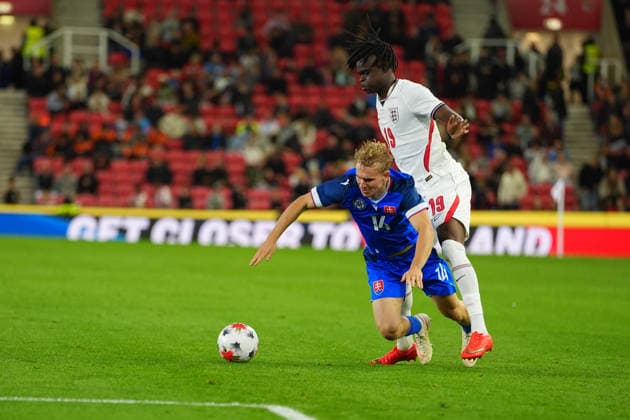 England U21, U 21 and Slovakia U21 players battle for possession during the UEFA U21 EURO 2027 qualifying match between England U21 and Slovakia U21 at bet365 Stadium, Stoke-on-Trent, England. (Photo by Jay Soundo) Copyright: xJayxSoundox xSportsxPressxPhotox Sportspressphoto_SPR243945