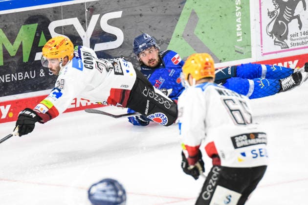 Straubing Tigers vs. Pinguins Bremerhaven, Ice Hockey, German Ice Hockey League, Penny DEL, Matchday 5, 2026–2027 Season, October 2, 2026: Nicolas Beaudin of the Straubing Tigers gives it his all against Colt Adam Conrad of the Pinguins Bremerhaven, Men’s Ice Hockey, German Ice Hockey League, Penny DEL, Matchday 5, 2026–2027 Season on October 2, 2026, at the Eisstadion am Pulverturm; Straubing Tigers (blue) vs. Pinguins Bremerhaven (white)