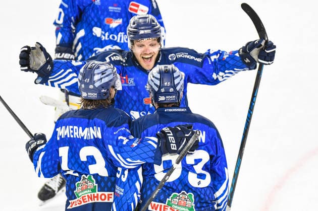 Straubing Tigers vs. Pinguins Bremerhaven, Ice Hockey, German Ice Hockey League, Penny DEL, Matchday 5, 2026–2027 Season, October 2, 2026: Spencer Kersten, Mario Zimmermann, and Tim Brunnhuber of the Straubing Tigers celebrate a goal; Men’s Ice Hockey, German Ice Hockey League, Penny DEL, Matchday 5, 2026–2027 Season on October 2, 2026, at the Eisstadion am Pulverturm; Straubing Tigers (blue) vs. Pinguins Bremerhaven (white)