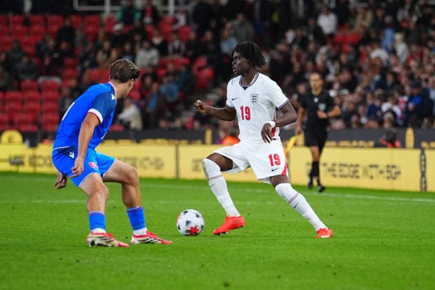 England U21, U 21 and Slovakia U21 players battle for possession during the UEFA U21 EURO 2027 qualifying match between England U21 and Slovakia U21 at bet365 Stadium, Stoke-on-Trent, England. (Photo by Jay Soundo) Copyright: xJayxSoundox xSportsxPressxPhotox Sportspressphoto_SPR243946