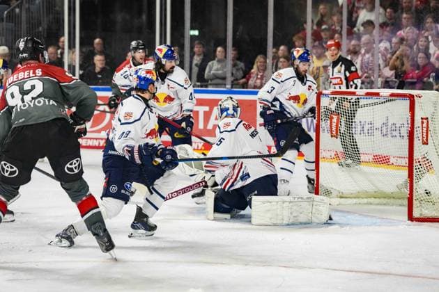 Ice Hockey: Penny DEL, Matchday 5—Cologne Sharks vs. EHC Red Bull Munich on October 2, 2026, at the Lanxess Arena in Cologne. Marcel Noebels of Cologne, on the left, scores his second goal to make it 2–4. In accordance with the regulations of the DEL (German Ice Hockey League), the publication and reuse of the footage in electronic media and on devices of any kind during the game is not permitted. xDMx