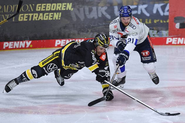 Ice Hockey: Penny DEL, Matchday 5—Krefeld Pinguine vs. ERC Ingolstadt on October 2, 2026, at the Yayla Arena in Krefeld. Phil Varone (Krefeld), on the left, Nicolas Appendino (Ingolstadt); on the right. In accordance with the regulations of the DEL (German Ice Hockey League), the publication and further use of the images in electronic media and on devices of any kind during the game is not permitted. xRx