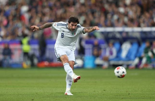 UEFA Nations League - France v Italy PARIS, FRANCE, OCTOBER 02: Sandro Tonali of Italy national team, Nationalteam has a shot on goal during The UEFA Nations League Group Stage match in Group A1 between France v Italy at Stade de France Stadium, Paris France, on October 02. (Photo by Daniel Weir) Paris Stade de France FRANCE Copyright: xDanielxWeir SportsxPressxPhotox Sportspressphoto_SPR243999