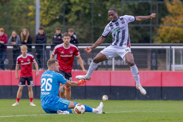 Nuremberg, Germany October 2, 2026 Friendly Match 2026–2027 1. FC Nuremberg vs. FC Ingolstadt 04 Pictured, from right: Josef Ganda (FCI) with a chance to make it 3–2 in a one-on-one with Christian Mathenia (FCN) at Sportpark Valznerweiher, Bavaria Copyright: xFotostandx xSchäferx