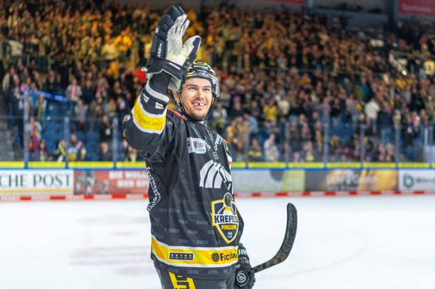 Stuart Percy of the Krefeld Pinguine, 93, celebrates the victory, GER, Krefeld Pinguine vs. ERC Ingolstadt, ice hockey, PENNY DEL, Matchday 5, 2026–2027 season, October 2, 2026, GER, Krefeld Pinguine vs. ERC Ingolstadt, ice hockey, PENNY DEL, Matchday 5, 2026–2027 season, October 2, 2026, Krefeld Copyright: xEibner-Pressefoto FabianxFriesex EP_FFE