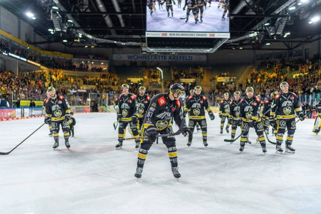 Victorious Krefeld players thank the fans in the North Stand, GER, Krefeld Pinguine vs. ERC Ingolstadt, ice hockey, PENNY DEL, Matchday 5, 2026–2027 season, October 2, 2026, GER, Krefeld Pinguine vs. ERC Ingolstadt, Ice Hockey, PENNY DEL, Matchday 5, 2026–2027 Season, October 2, 2026, Krefeld Copyright: xEibner-Pressefoto FabianxFriesex EP_FFE