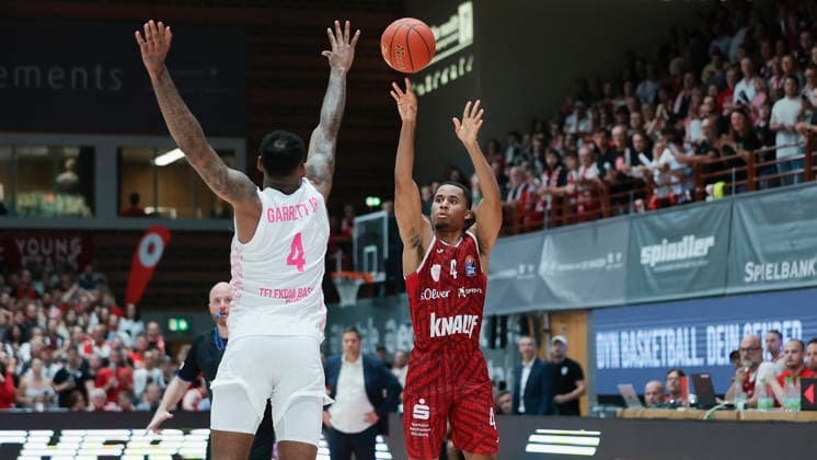 Pictured from left: Jeff Garrett Jr. of Telekom Baskets Bonn, 4, defending against a three-point shot by Sam Griffin of Wuerzburg Baskets, 4, shortly before the end of the game on October 2, 2026, Fitness First Würzburg Baskets vs. Telekom Baskets Bonn, easyCredit BBL, Matchday 4, Germany, 97072, tectake Arena Würzburg, Copyright: HMBxMedia xJulienxBecker