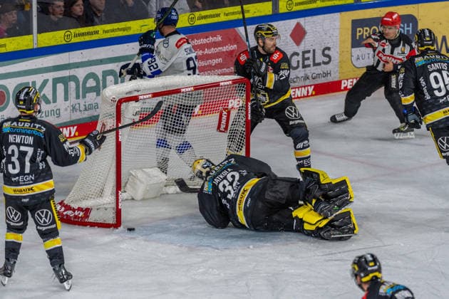 The referee signals a goal; Juha Jatkola of the Krefeld Pinguine, No. 32, can only watch as the puck goes past him. GER, Krefeld Pinguine vs. ERC Ingolstadt, ice hockey, PENNY DEL, Matchday 5, 2026–2027 season, October 2, 2026, GER, Krefeld Pinguine vs. ERC Ingolstadt, ice hockey, PENNY DEL, Matchday 5, 2026–2027 season, October 2, 2026, Krefeld Copyright: xEibner-Pressefoto FabianxFriesex EP_FFE