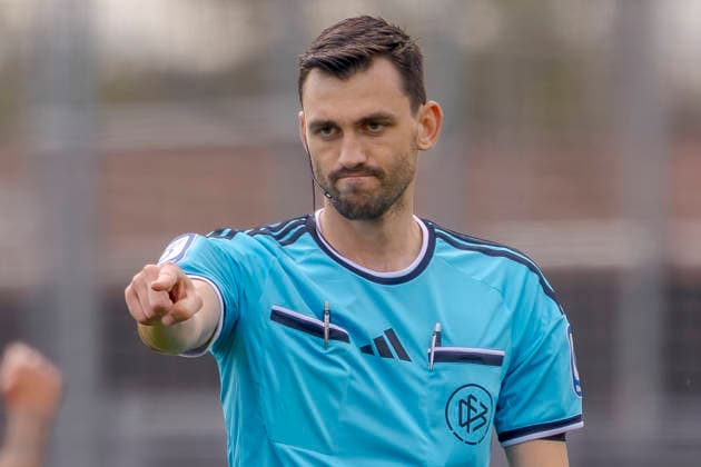 Nuremberg, Germany, October 2, 2026; Friendly Match 2026–2027: 1. FC Nuremberg vs. FC Ingolstadt 04. Pictured: Referee Felix Grund gesturing on the field at Sportpark Valznerweiher in Bavaria. Copyright: xFotostandx xSchäferx