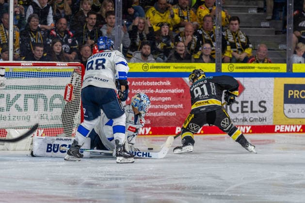 Scoring chance for Roope Maekitalo, Krefeld Pinguine, 91, GER, Krefeld Pinguine vs. ERC Ingolstadt, ice hockey, PENNY DEL, Matchday 5, 2026–2027 season, October 2, 2026, GER, Krefeld Pinguine vs. ERC Ingolstadt, Ice Hockey, PENNY DEL, Matchday 5, 2026–2027 Season, October 2, 2026, Krefeld Copyright: xEibner-Pressefoto FabianxFriesex EP_FFE