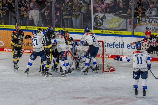 Commotion in front of the Ingolstadt goal, GER, Krefeld Pinguine vs. ERC Ingolstadt, ice hockey, PENNY DEL, Matchday 5, 2026–2027 season, October 2, 2026, GER, Krefeld Pinguine vs. ERC Ingolstadt, Ice Hockey, PENNY DEL, Matchday 5, 2026–2027 Season, October 2, 2026, Krefeld Copyright: xEibner-Pressefoto FabianxFriesex EP_FFE