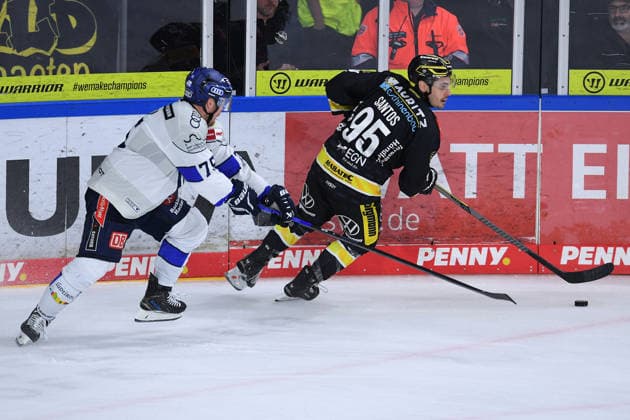 Ice Hockey: Penny DEL, Matchday 5—Krefeld Pinguine vs. ERC Ingolstadt on October 2, 2026, at the Yayla Arena in Krefeld. Alex Breton (Ingolstadt), on the left, Mathew Santos (Krefeld); on the right. In accordance with the regulations of the DEL (German Ice Hockey League), the publication and reuse of the footage in electronic media and on devices of any kind during the game is not permitted. xRx