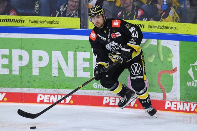 Ice Hockey: DEL Matchday 5—Krefeld Pinguine vs. ERC Ingolstadt on October 2, 2026, at the Yayla Arena in Krefeld. Zack Dybowski, Krefeld. In accordance with the guidelines of the DEL (German Ice Hockey League), the publication and reuse of footage in electronic media and on devices of any kind is not permitted while the game is in progress xRx