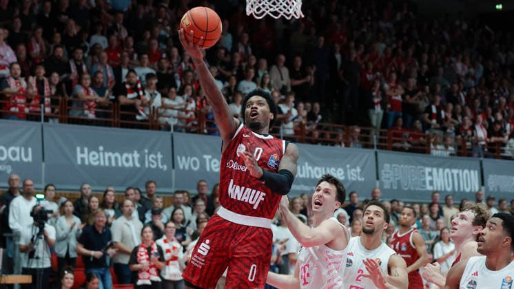 Pictured from left: Eddie Colbert III of the Würzburg Baskets, 0, making a layup against Grayson Murphy of the Telekom Baskets Bonn, February 7, 2026, Fitness First Würzburg Baskets vs. Telekom Baskets Bonn, easyCredit BBL, Matchday 4, Germany, 97072, tectake Arena Würzburg, Copyright: HMBxMedia xJulienxBecker