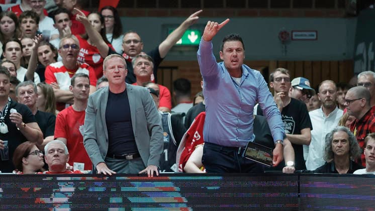Pictured: Excitement, from left, among Steffen Liebler, managing director of Würzburg Baskets, and Kreso Loncar, sports manager of Würzburg Baskets, following a referee s call, October 2, 2026, Fitness First Würzburg Baskets vs. Telekom Baskets Bonn, easyCredit BBL, Matchday 4, Germany, 97072, tectake Arena Würzburg, Copyright: HMBxMedia xJulienxBecker