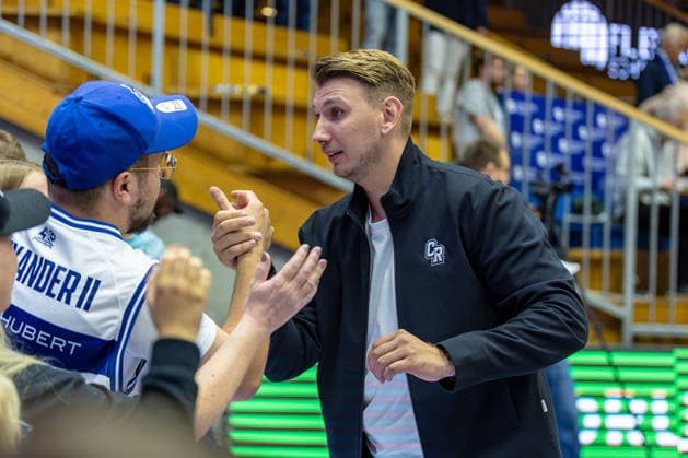 Florian Flabb, head coach of the HAKRO Merlins Crailsheim, celebrates by high-fiving fans after the game, GER, HAKRO Merlins Crailsheim vs. Tigers Tübingen, Basketball, 2nd Basketball Bundesliga, Pro A, Matchday 2, 2026–2027 season, October 2, 2026, GER, HAKRO Merlins Crailsheim vs. Tigers Tübingen, Basketball, 2nd Basketball Bundesliga, Pro A, Matchday 2, 2026–2027 season, October 2, 2026, Ilshofen Copyright: xEibner-Pressefoto JanixPlessx EP_JPL